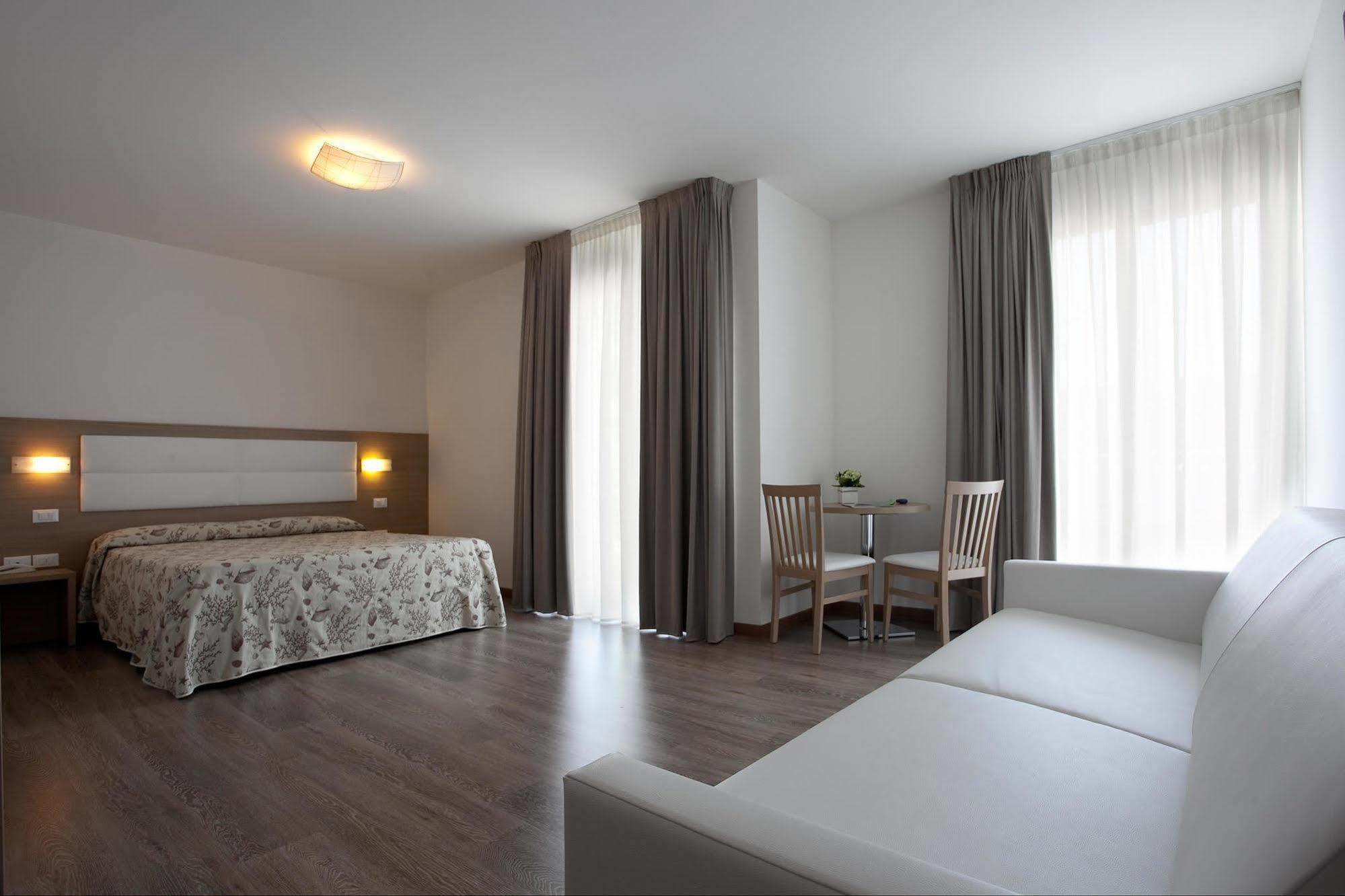 Hotel Columbia & Ninfea ลิโดดิเยโซโล ภายนอก รูปภาพ